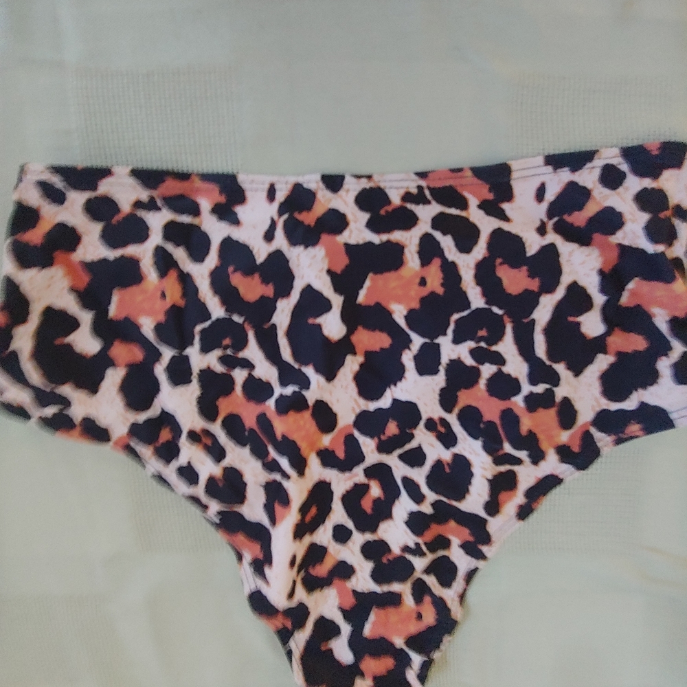 Women's new bikini bottom in an animal print new without tags